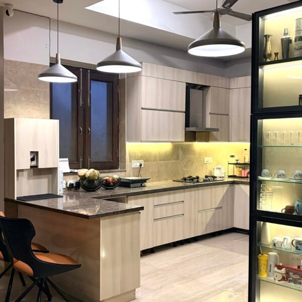 Pendant lamp in aluminium and wood finish with colour changing bulbs
